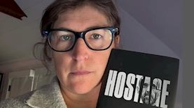 מים ביאליק עם ספרו של אלי שרעבי, צילום: מתוך חשבון האינסטגרם של מים ביאליק missmayim@